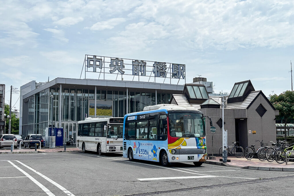 上毛電鉄の中央前橋駅。駅前にバス乗り場がある