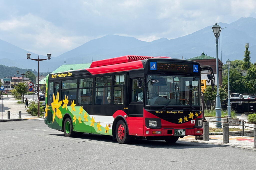 駅周辺の観光エリアを巡回するアクセスバス。車種は2022年式いすゞエルガミオ