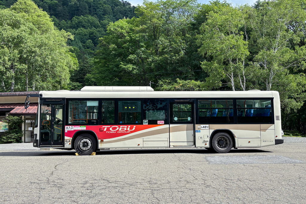 真横から見ると11m車の長さが際立つ!!（※湯元温泉にて撮影）