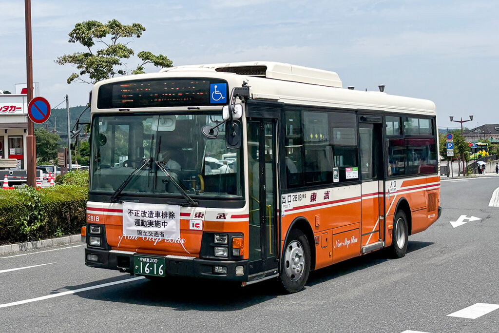 2008年式いすゞエルガミオ。世界遺産エリアへの巡回バスには、専用カラーと東武バスカラー（写真）がある