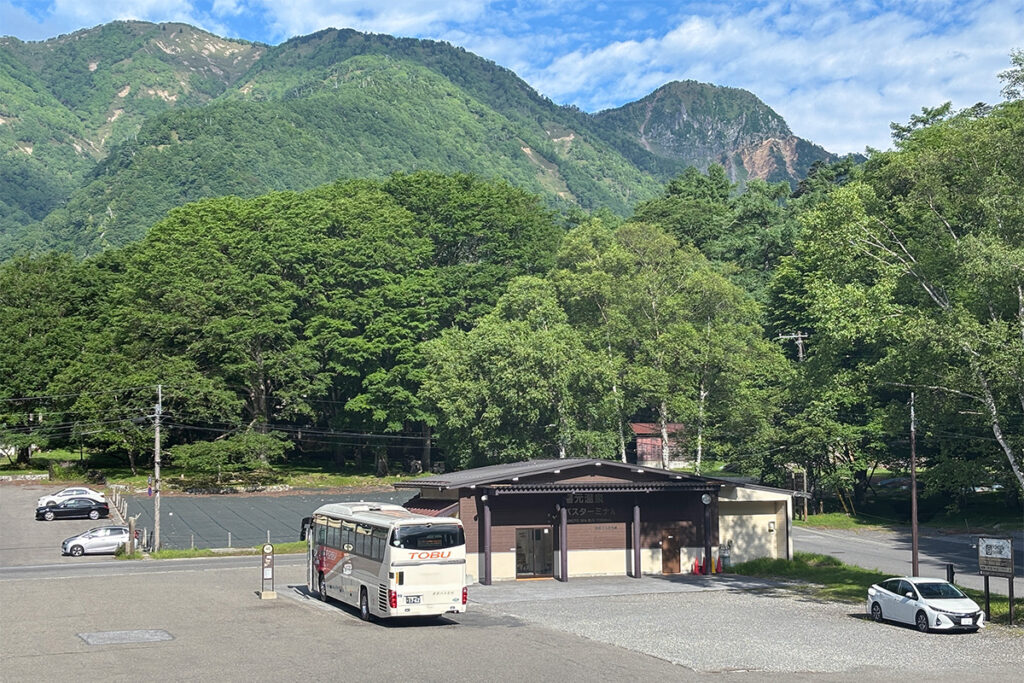 湯元温泉バス停に停車中のY系統。ハイデッカー車で運用されている