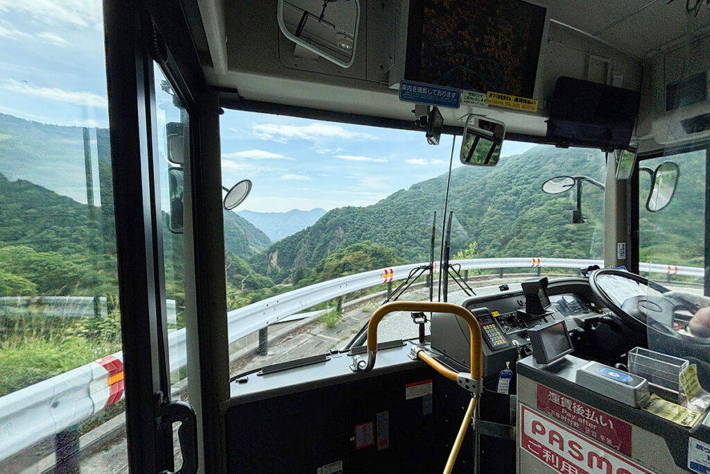 湯元温泉→日光駅行きに乗車すると、いろは坂がクライマックスに