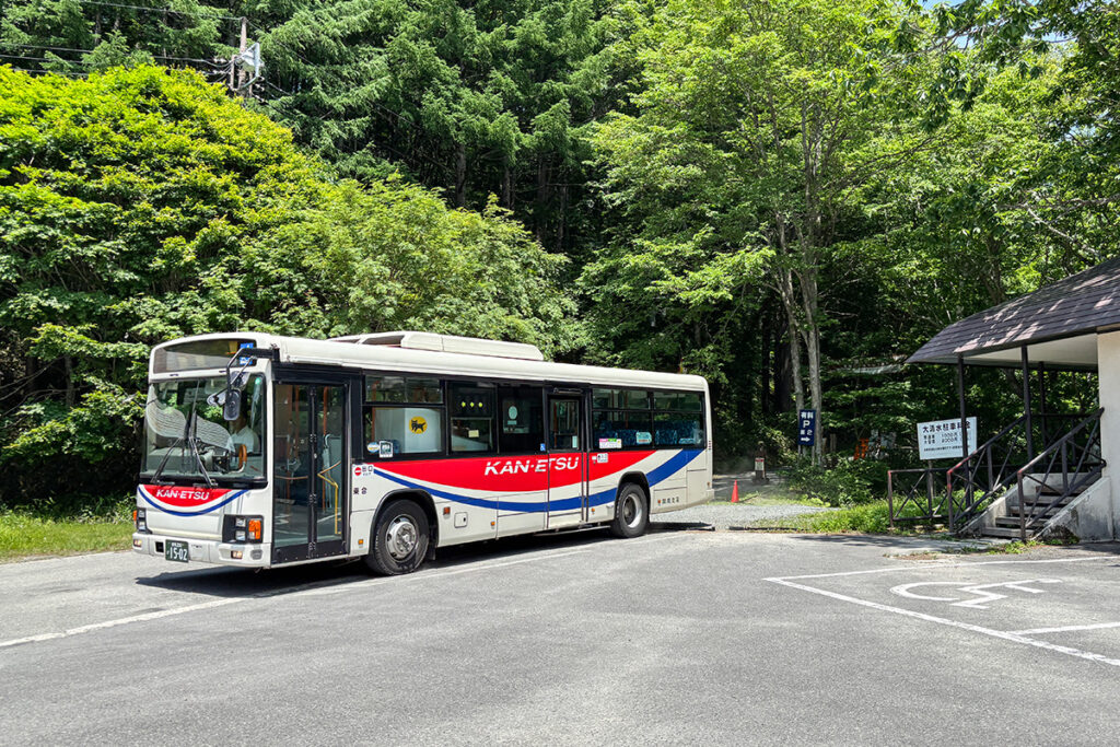 乗ってきたバスで来た道を戻る