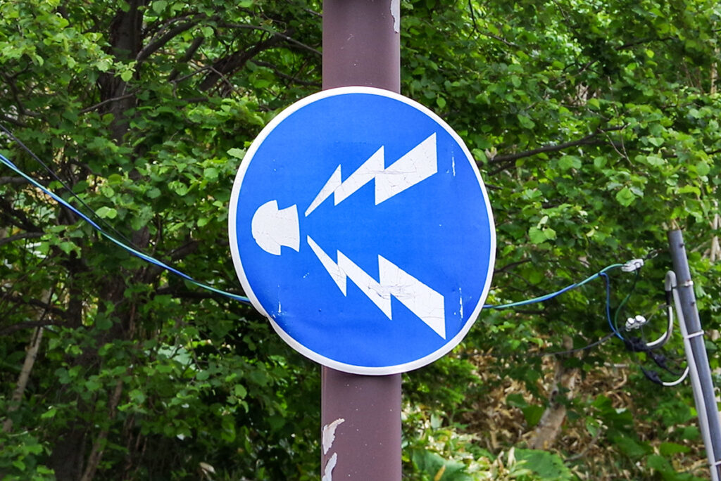 滅多に鳴かない自動車もコレを前にすれば大体鳴く