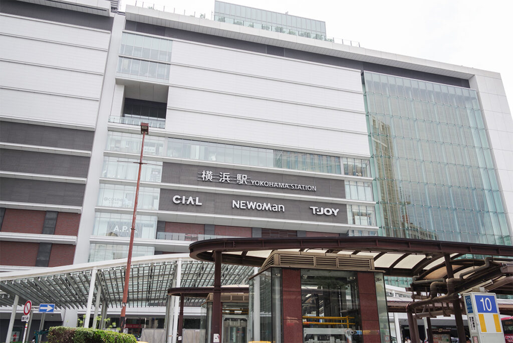 横浜中心地の公共の足を支える横浜駅