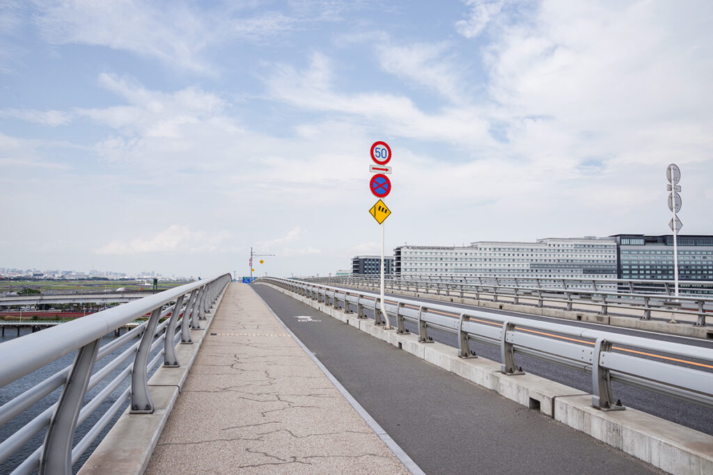 スカイブリッジの歩道を渡る。空が広い