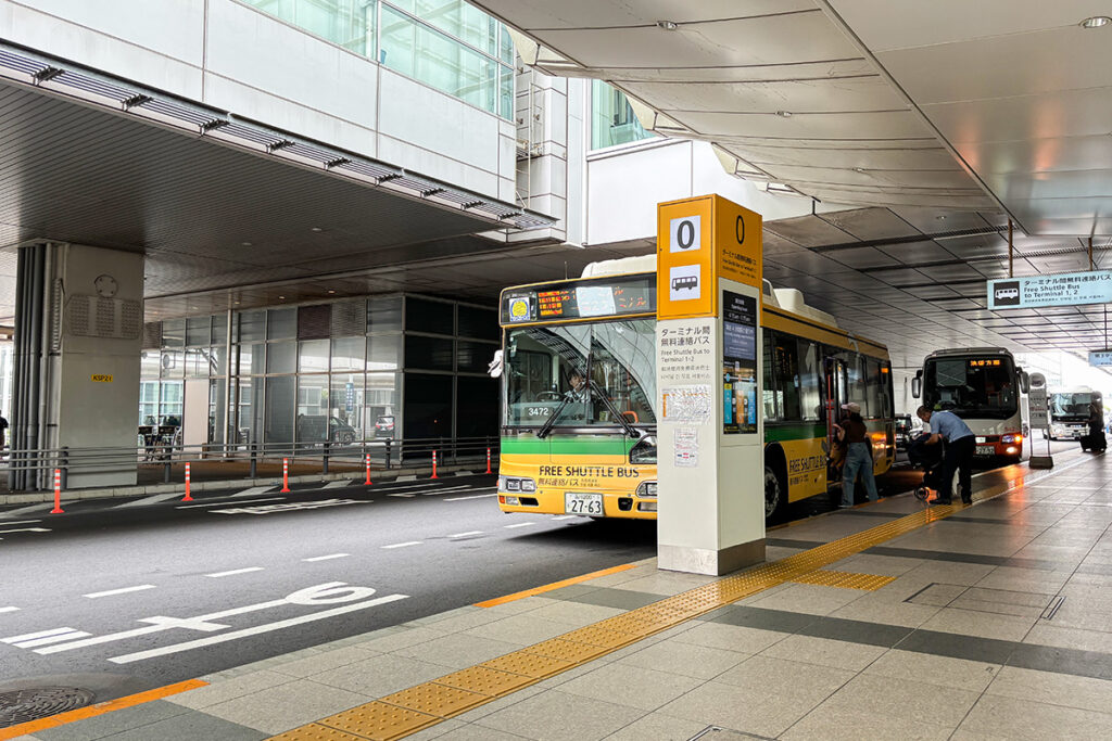 ターミナル内は連絡バスで移動