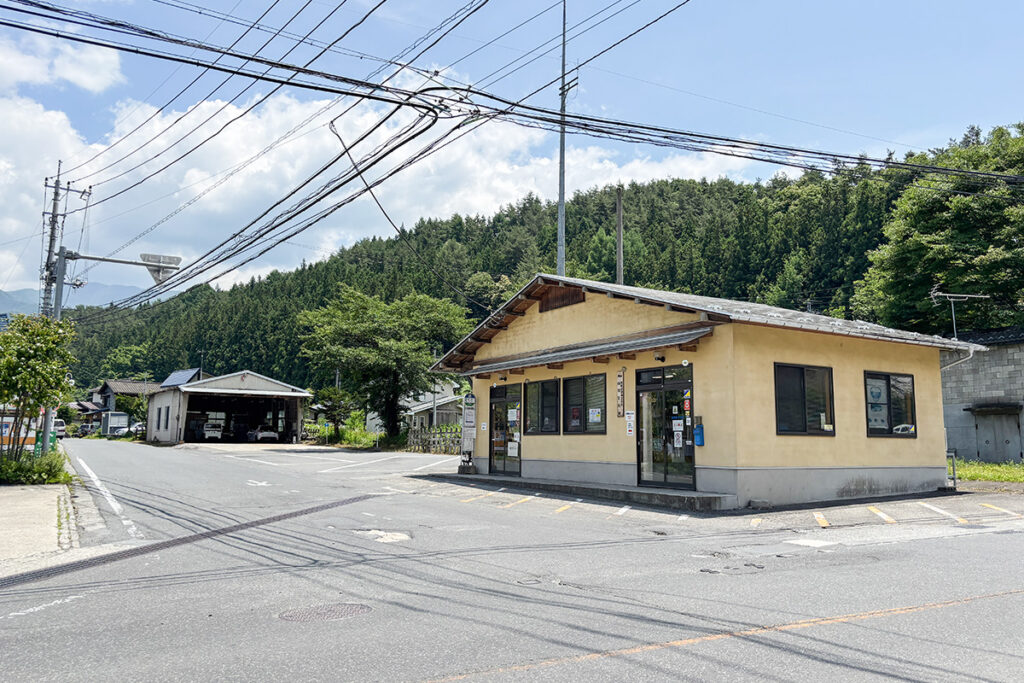 群馬県片品村の鎌田バス停