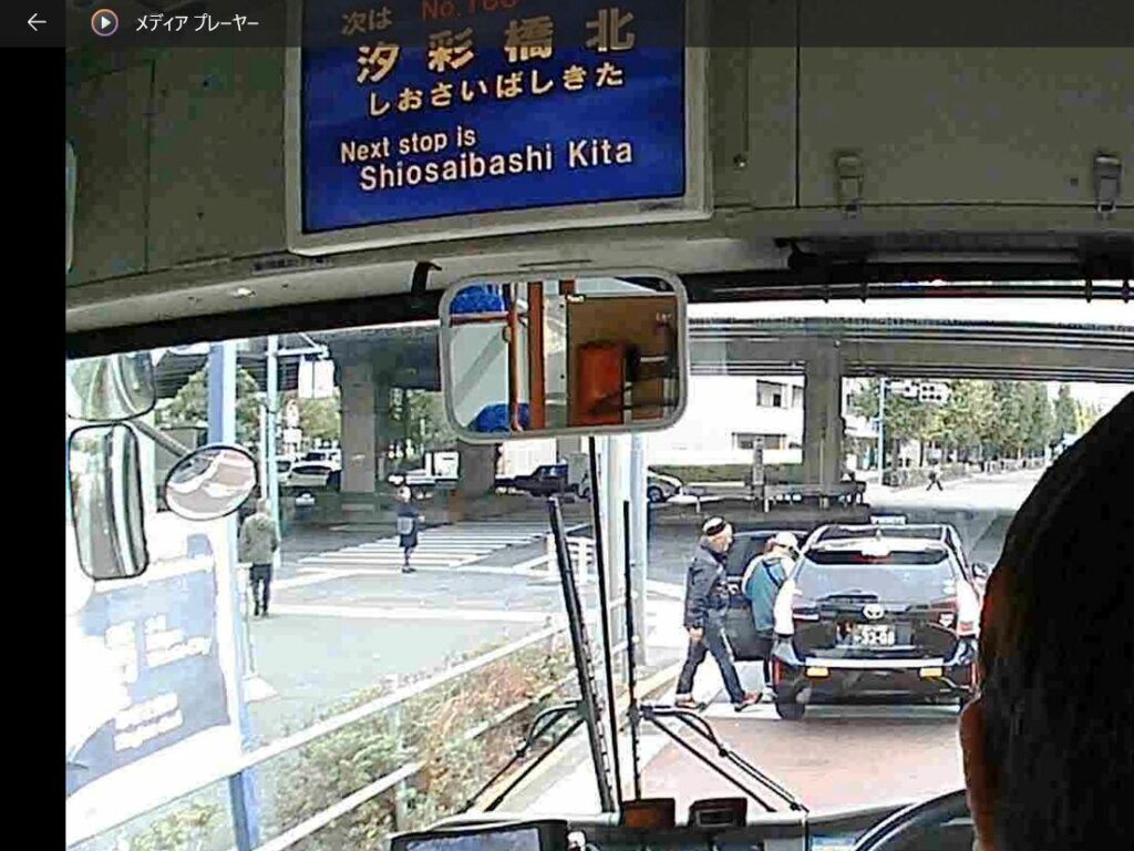 停止線を越えて交差点内で客を乗せる行為も危険だが止める客にも問題がある