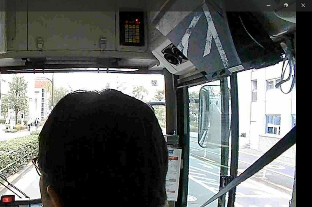 バス停に停車時に右ミラーに自転車の姿が！