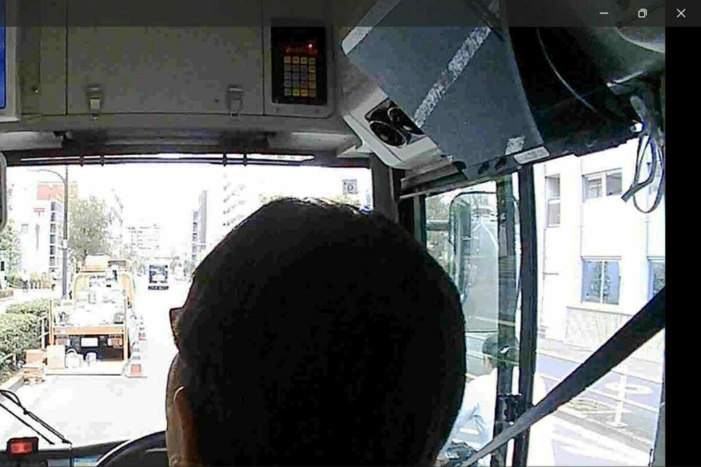 次の瞬間にバスの右を自転車が通過した！