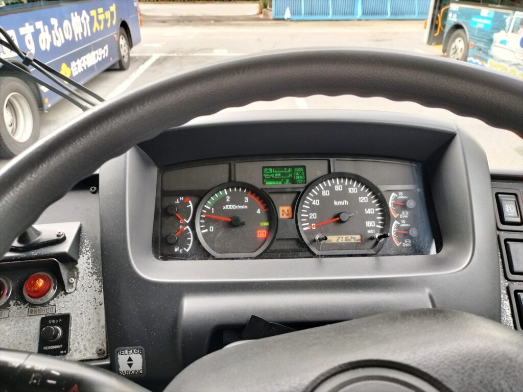 運行前の点検も含めて出庫前にやることは路線バスの方が多い