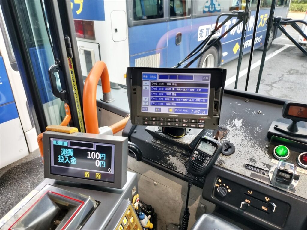 シャトルバスには運賃箱がないのが大きな違いの一つ