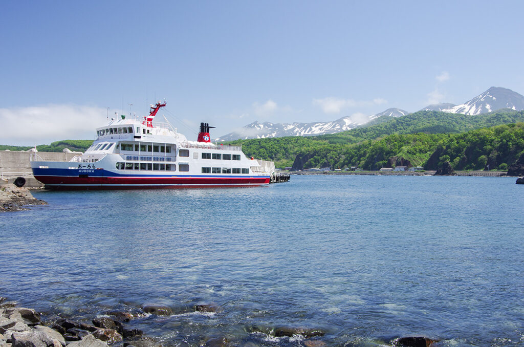世界遺産で知られる知床半島の観光拠点の一つがウトロ