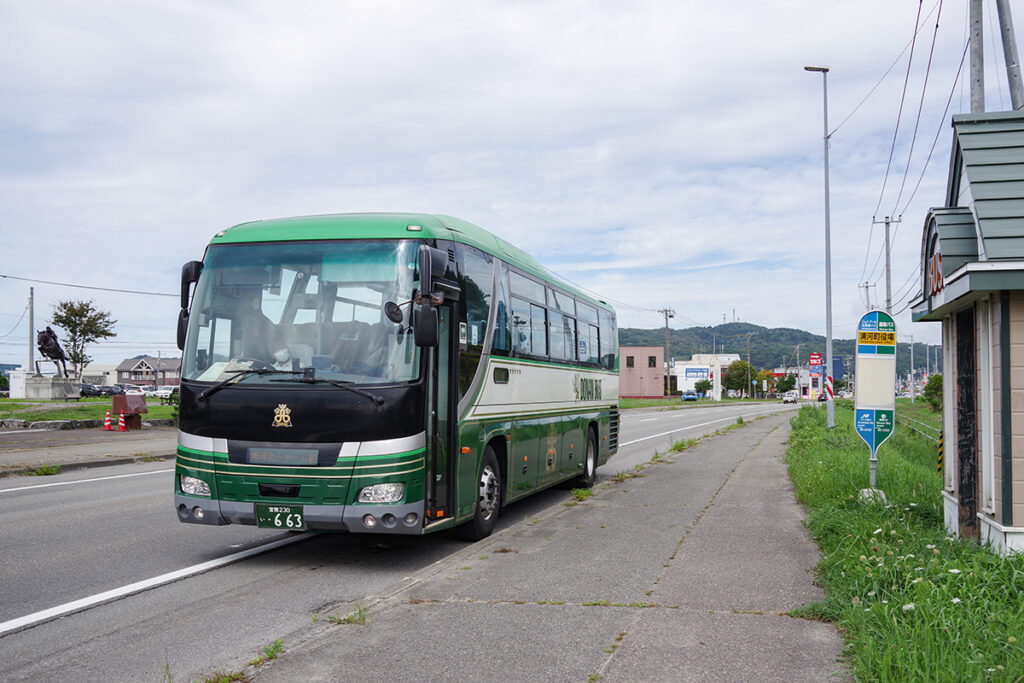 静内始発の道南バスに乗り浦河町内で下車。これも一般路線だが高速バス車両の間合運用だった模様