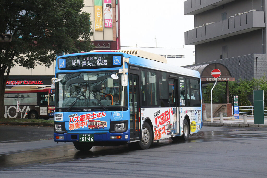 「運転士募集！」広告が目を引く自社発注のエルガミオ
