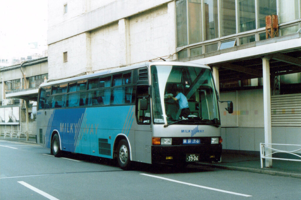 その昔は玉電のホームがあった場所にもバス乗り場があり、高速バスが発着していた