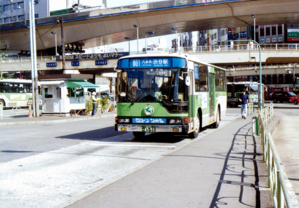 渋谷駅宮益坂側は、この写真右側もバス乗り場が並んでいた