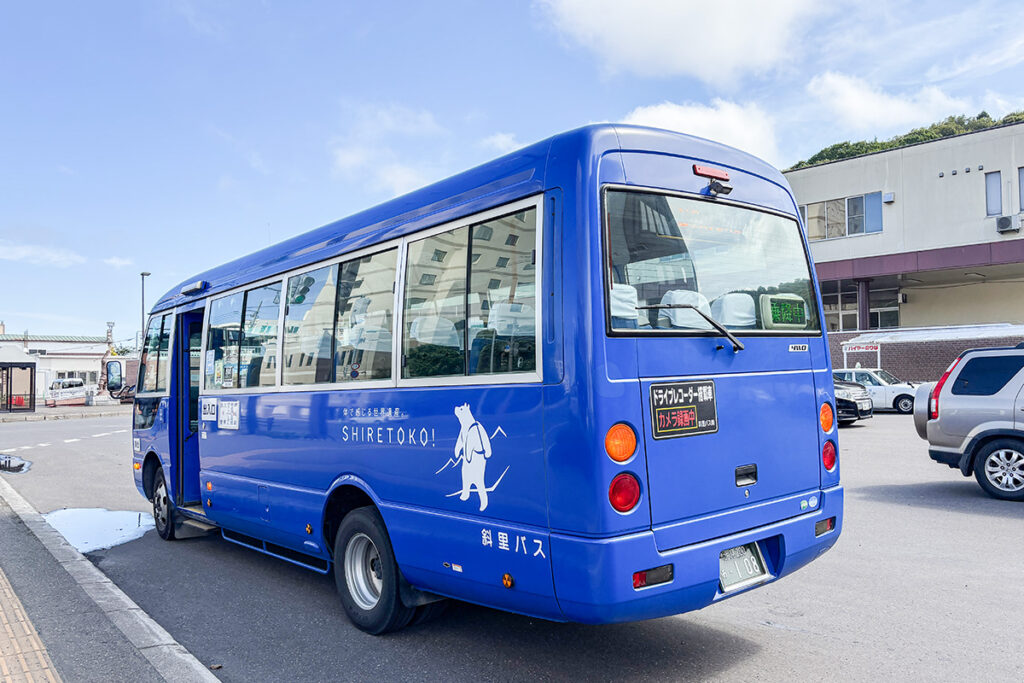 斜里といえば知床エリアの玄関口。バスの車体も知床のアイキャッチで飾られている