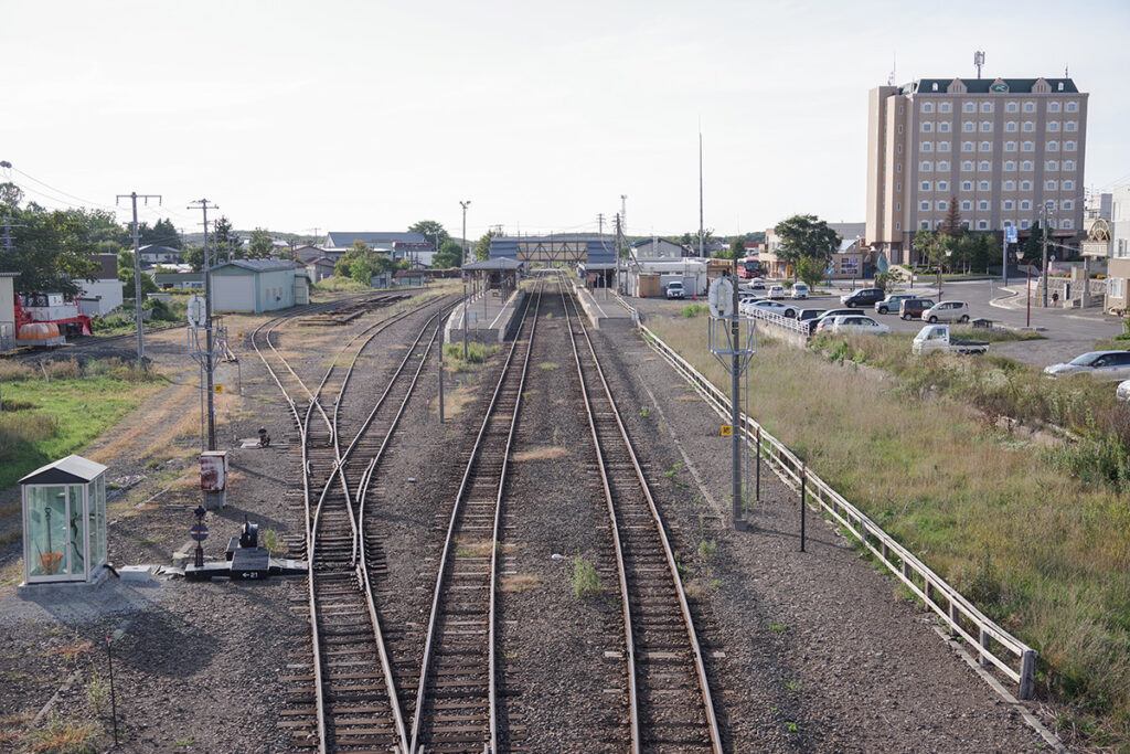 知床斜里駅。ホーム＋駅舎と、写真右奥のホテルの間に斜里バスターミナルがある