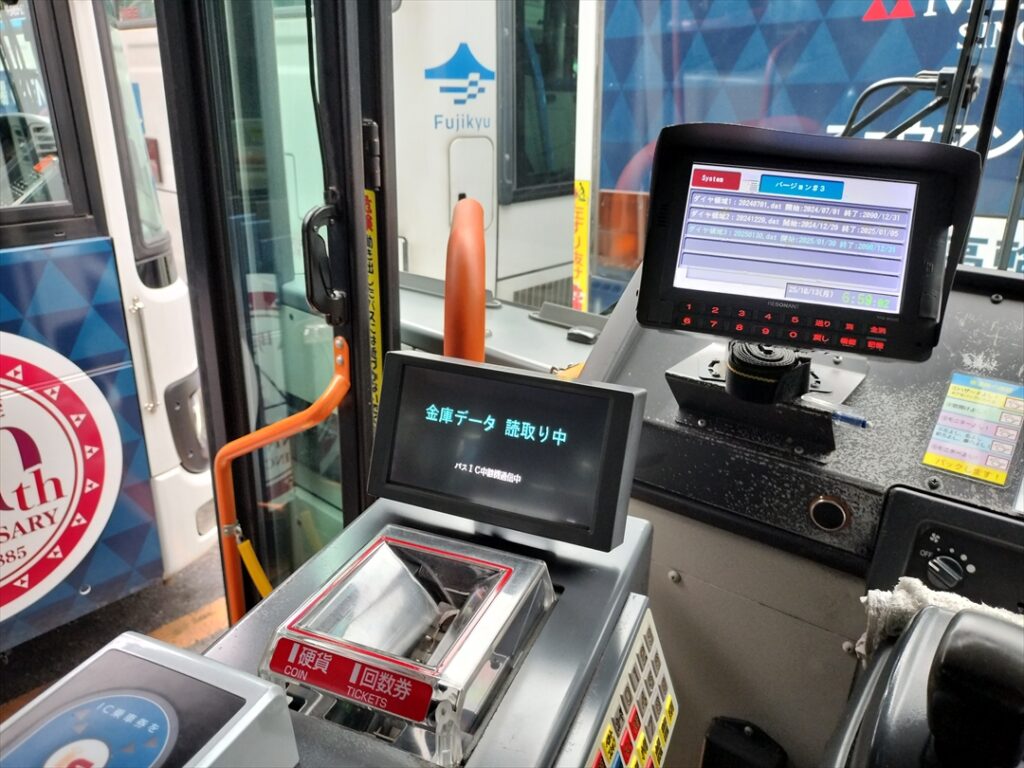 出庫前に金庫をセットするが全自動で施錠されるので運転士は特にすることはなく他の運行前タスクを行う