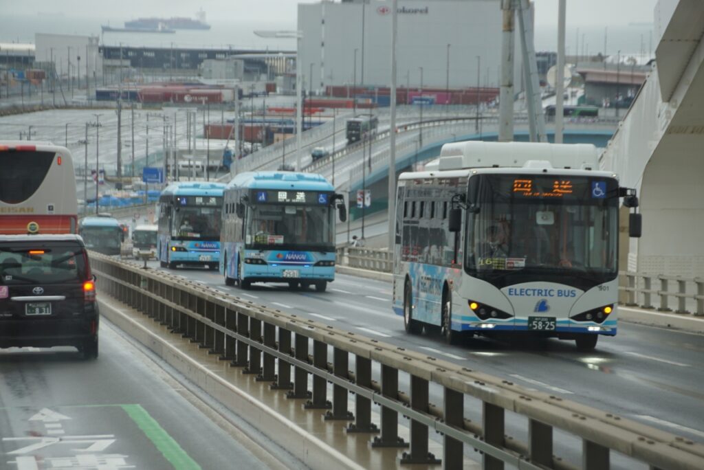 バスは大活躍したが輸送力では鉄道に劣るので増える来場者に追い付かない状況だった