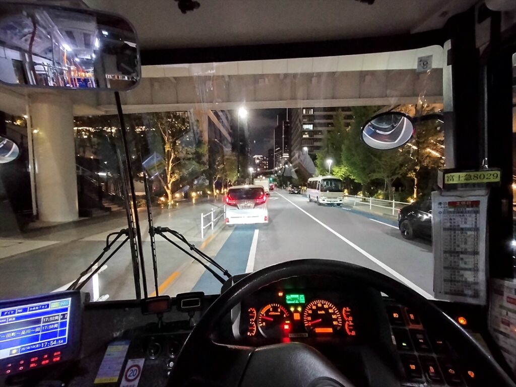 東京ではガードレールがきっちり設置されているので前後の誤差はほとんどなく路駐車の状況により停車位置が決まるといっても過言ではない