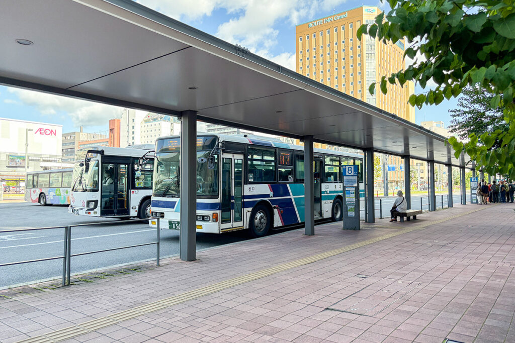 旭川駅前のバスターミナルで最初の路線バスに乗る