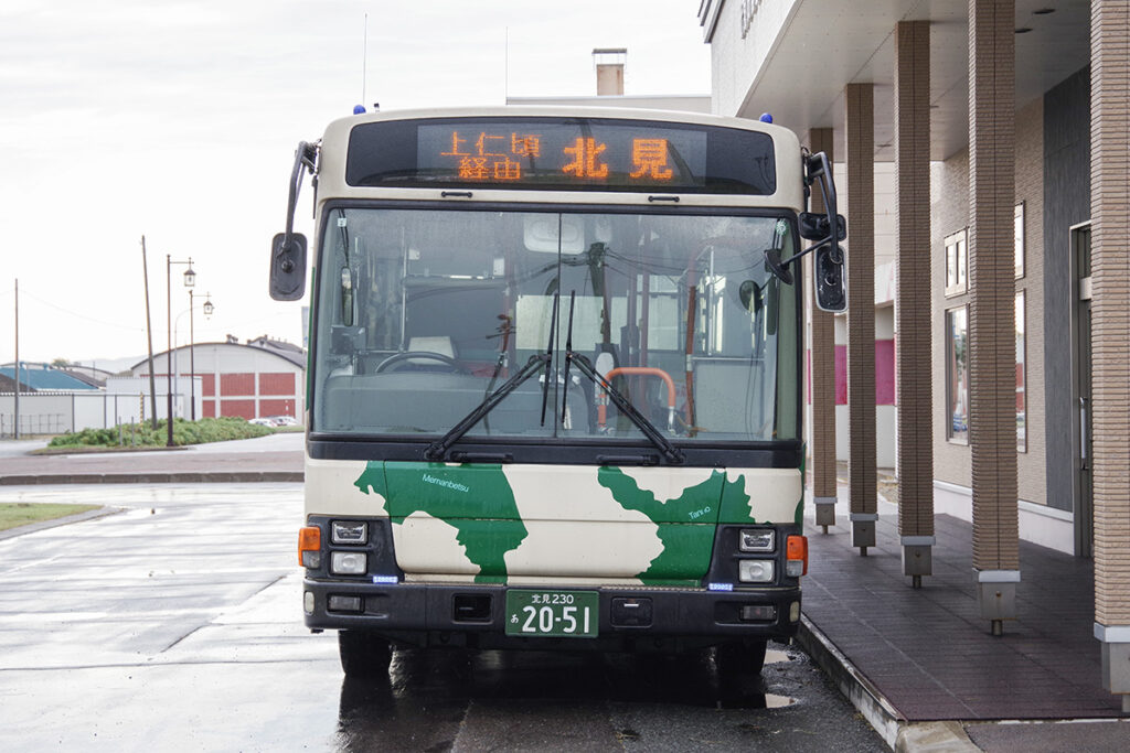 行き先表示を北見に変えて、バスが折り返す